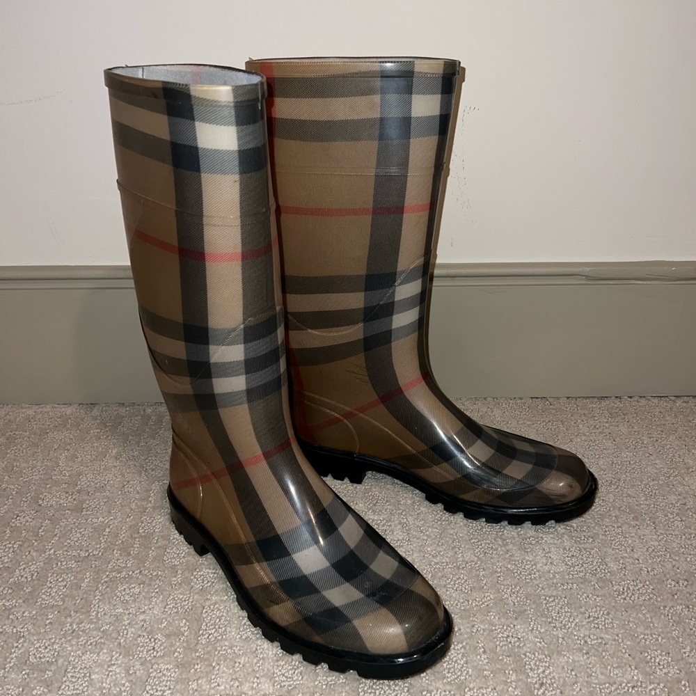 Women’s Burberry Rubber Rain Boots (size 40)
